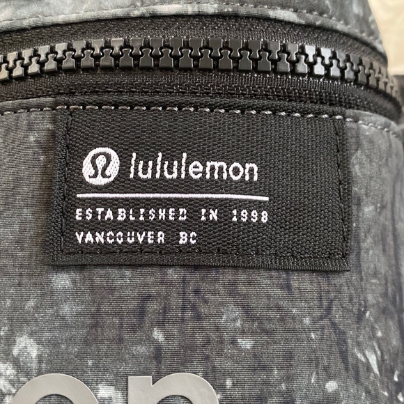❤️ Lululemon Clean Lines Belt Bag Lululemon Graphic Black Grey NWOT - Picture 2 of 9